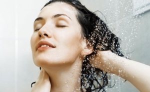 قبل از شنا از موهای خود محافظت کنید