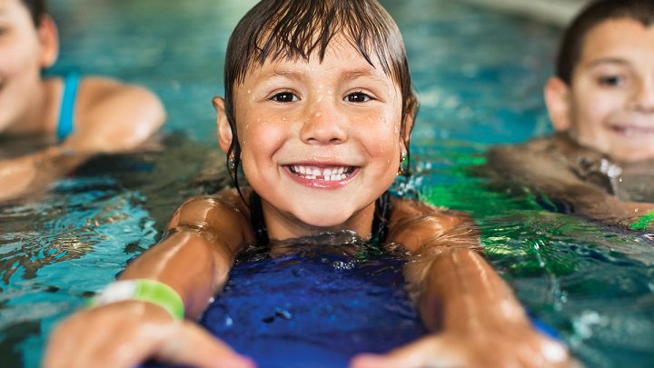 زمان مناسب یادگیری شنا کودکان