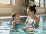 ۷ دلیل علمی که مادران باید دخترشان را از کودکی به شنا ببرند
